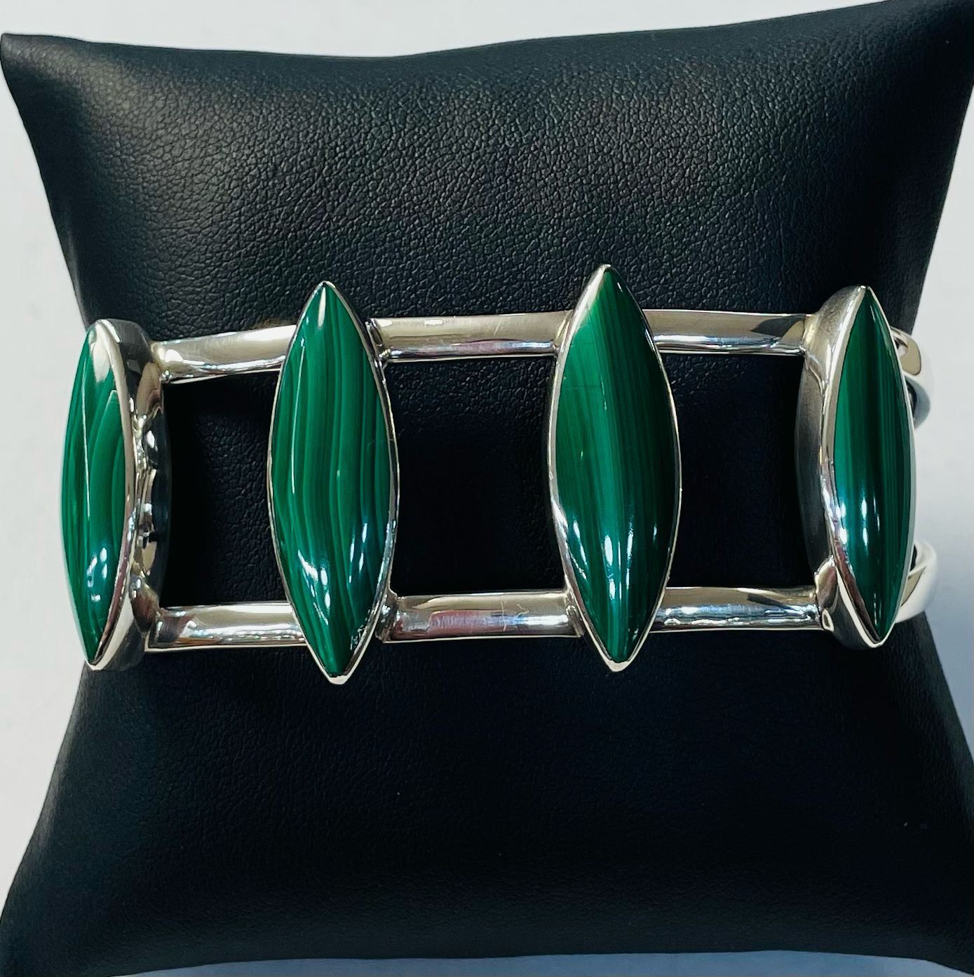 BRAZALETE CON MALAQUITA CON PLATA LEY 925