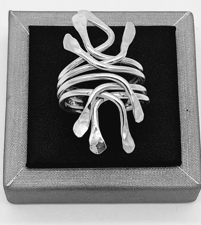 ANILLO MARTILLADO PLATA LEY 925 .