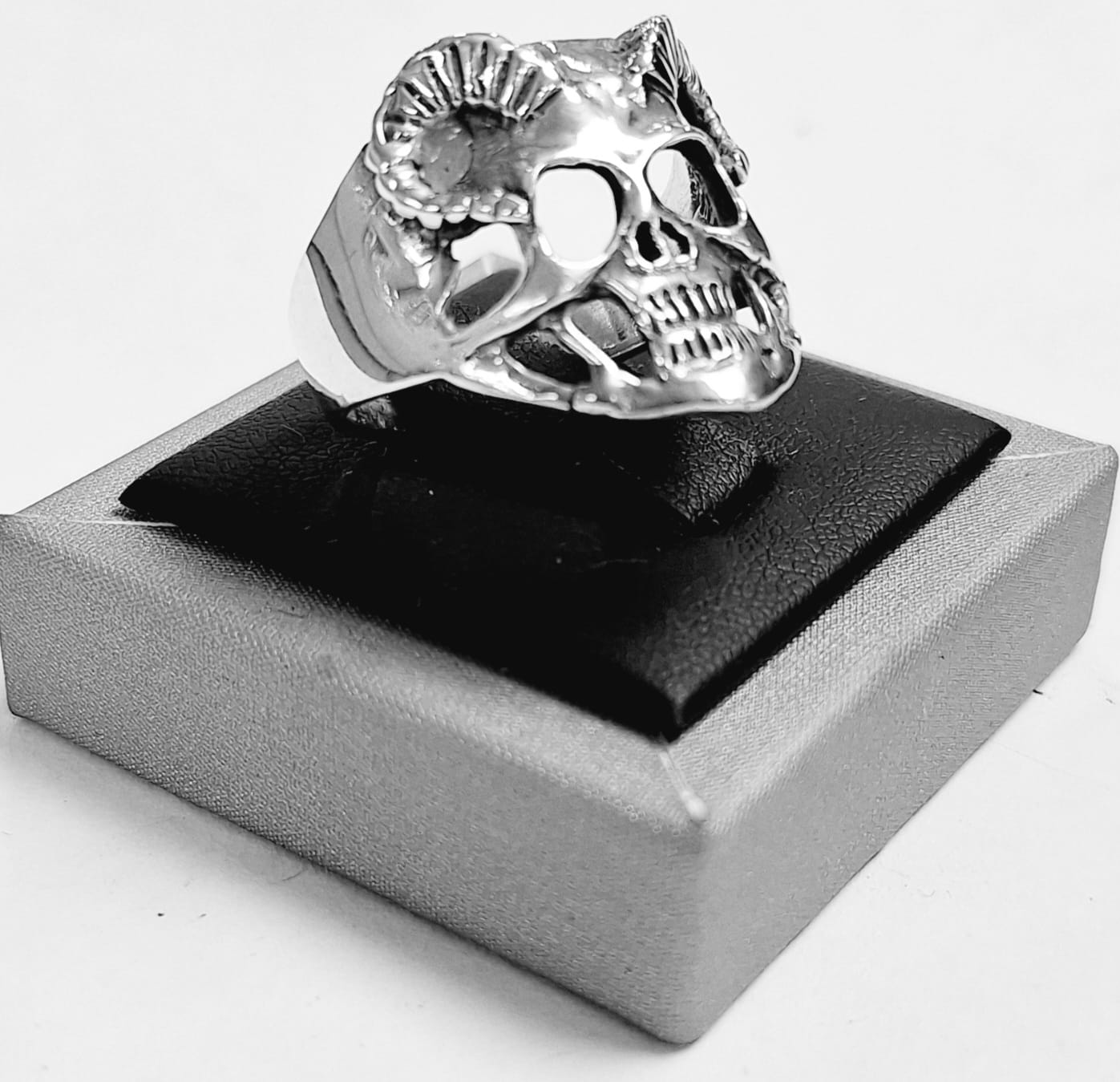 ANILLO CRÁNEO DE DEMONIO CON  CUERNOS  EN PLATA LEY 925