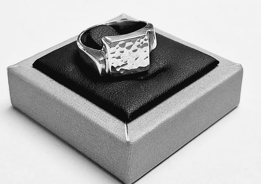 ANILLO MARTILLADO EN PLATA LEY 925