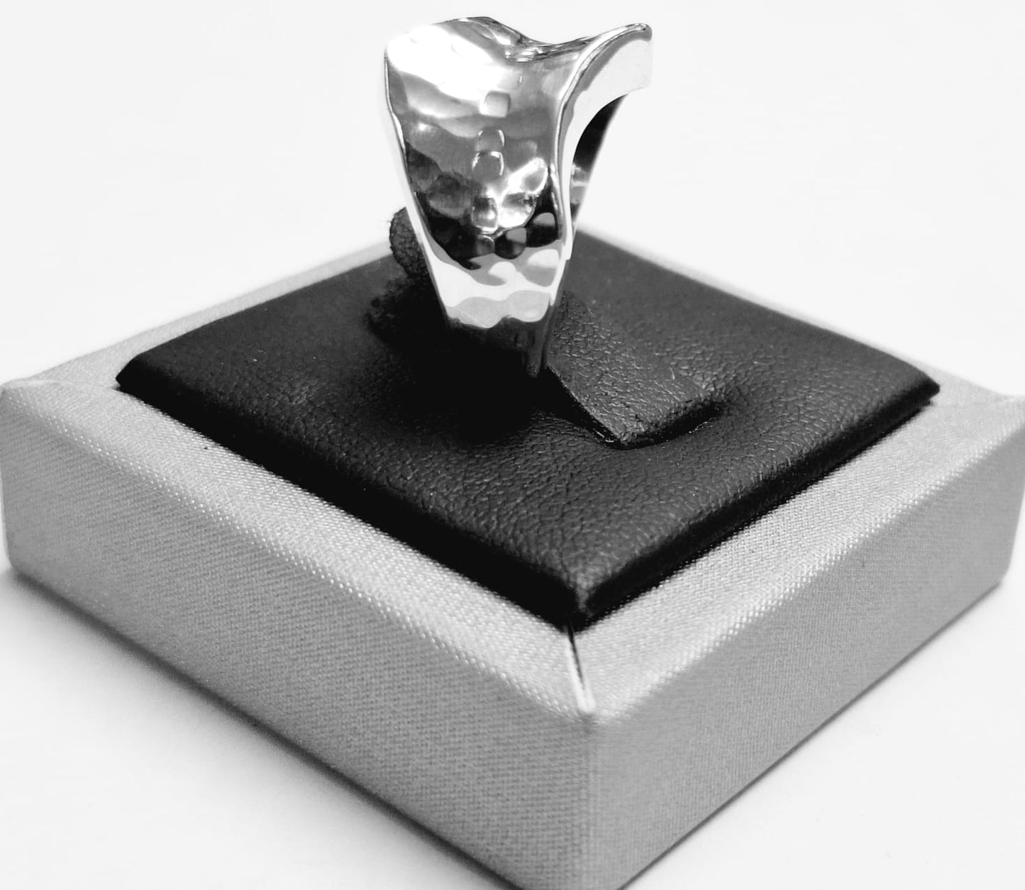 ANILLO MARTILLADO  EN PLATA LEY 925
