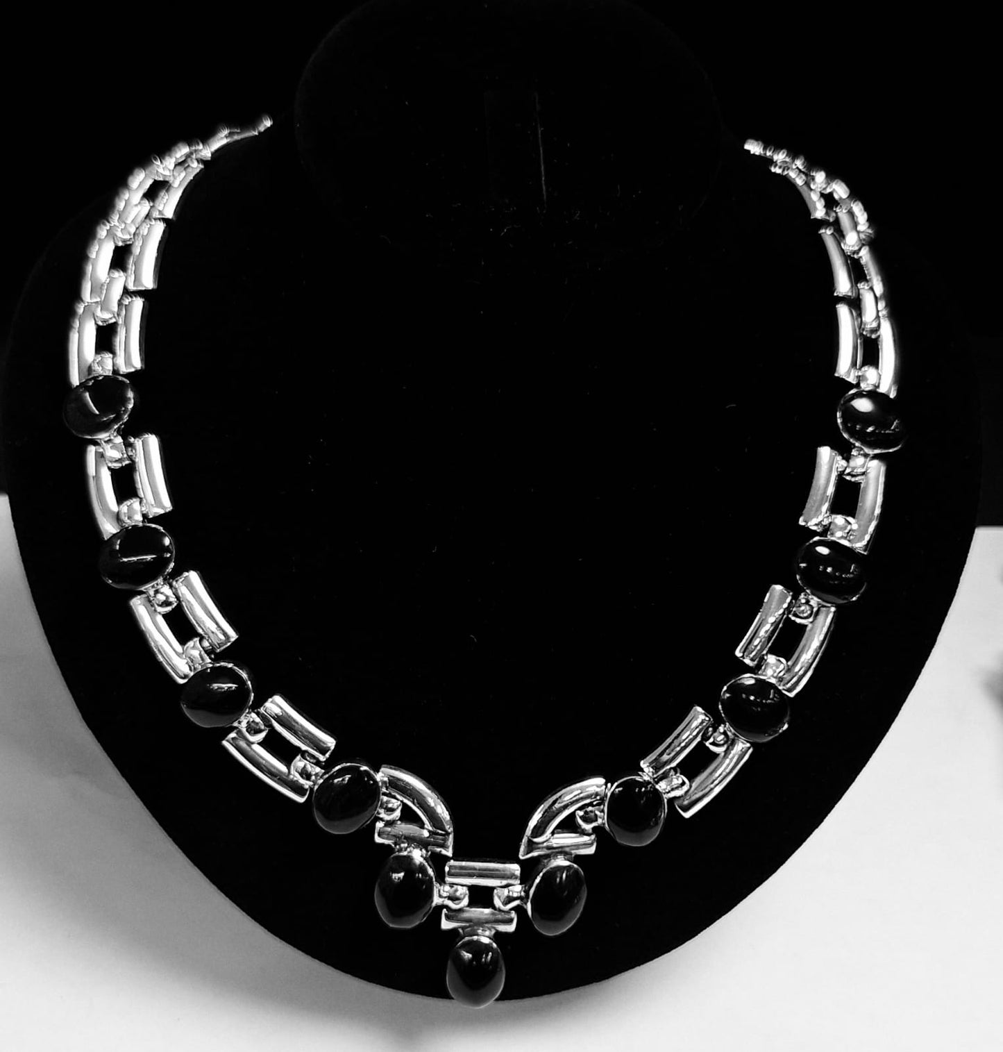 COLLAR CON INCRUSTACIONES OBSIDIANA EN PLATA LEY 950