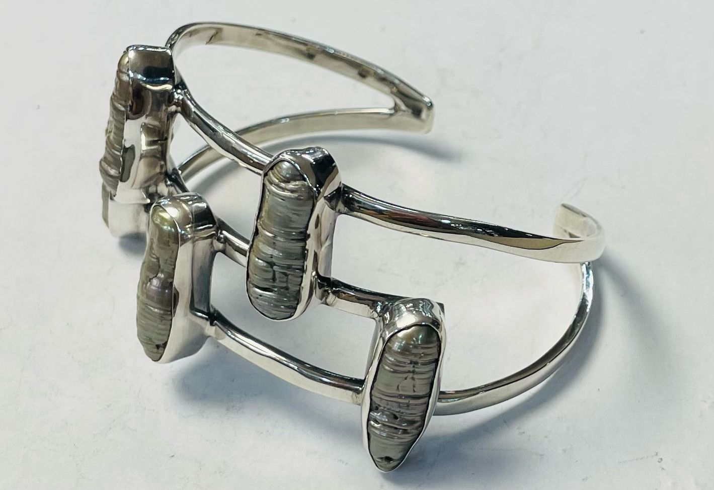 BRAZALETE CON MADRE PERLA EN PLATA LEY 925