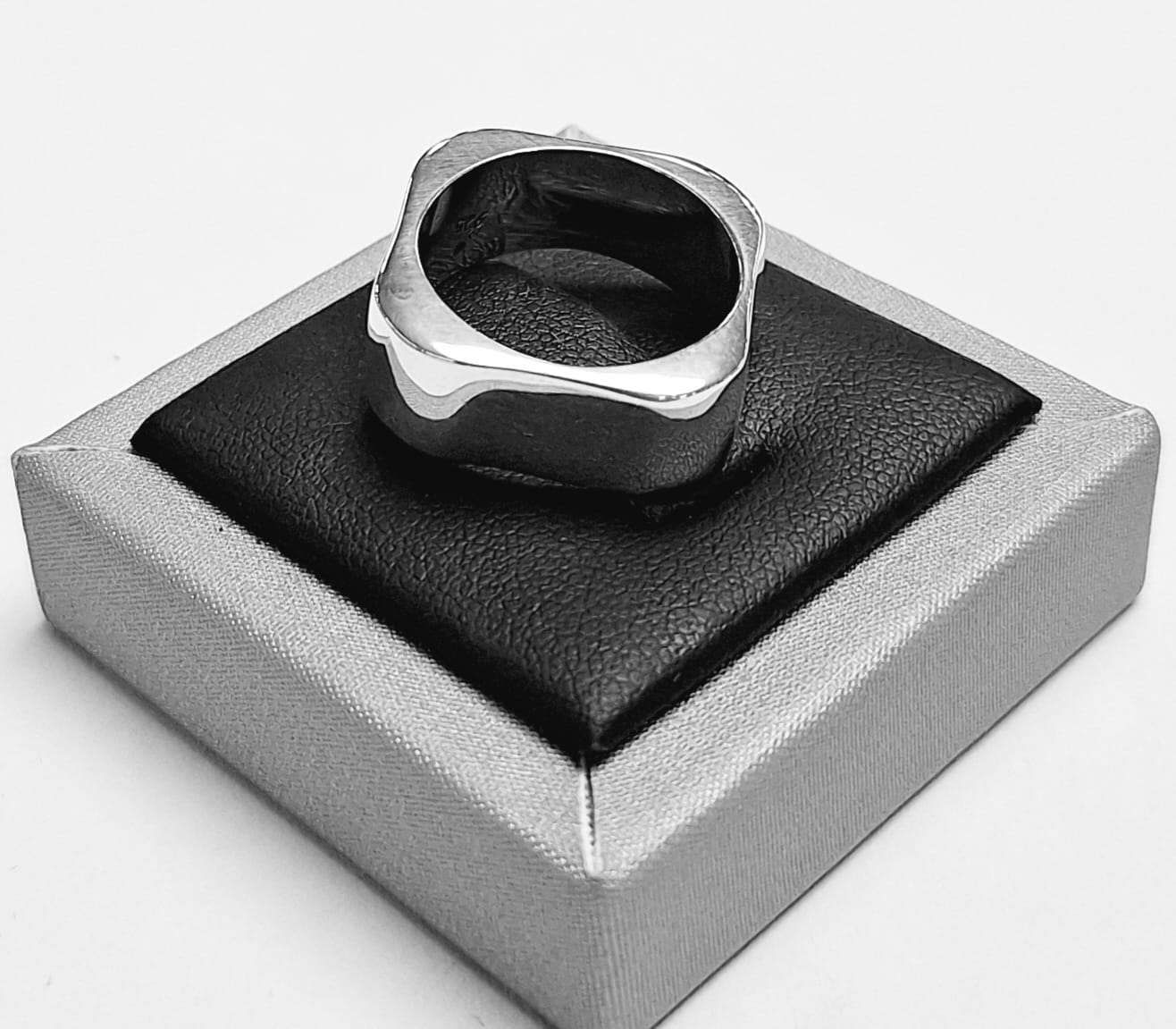 ANILLO EN PLATA LEY 925