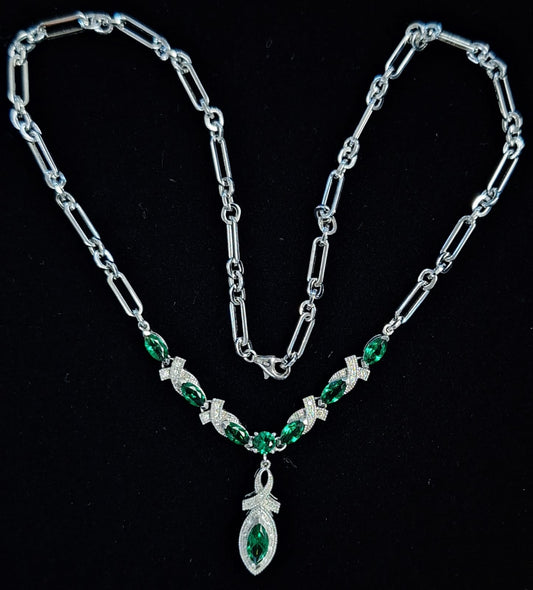 COLLAR CON INCRUSTACIONES DE ESMERALDA EN PLATA LEY 925