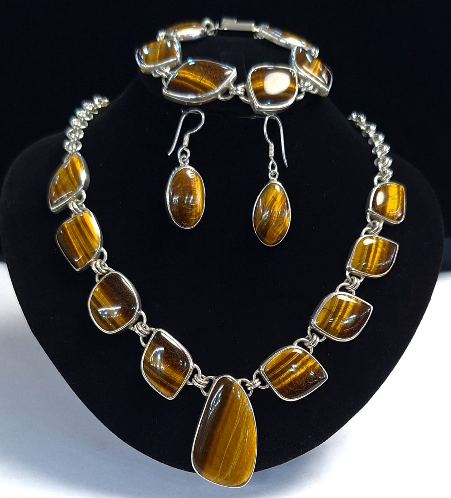 SET DE COLLAR CON  INCRUSTACIONES DE  OJO DE TIGRE EN PLATA LEY 950