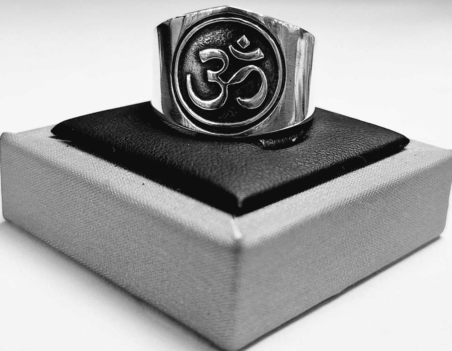 ANILLO SIMBOLO OM EN  PLATA  LEY 925