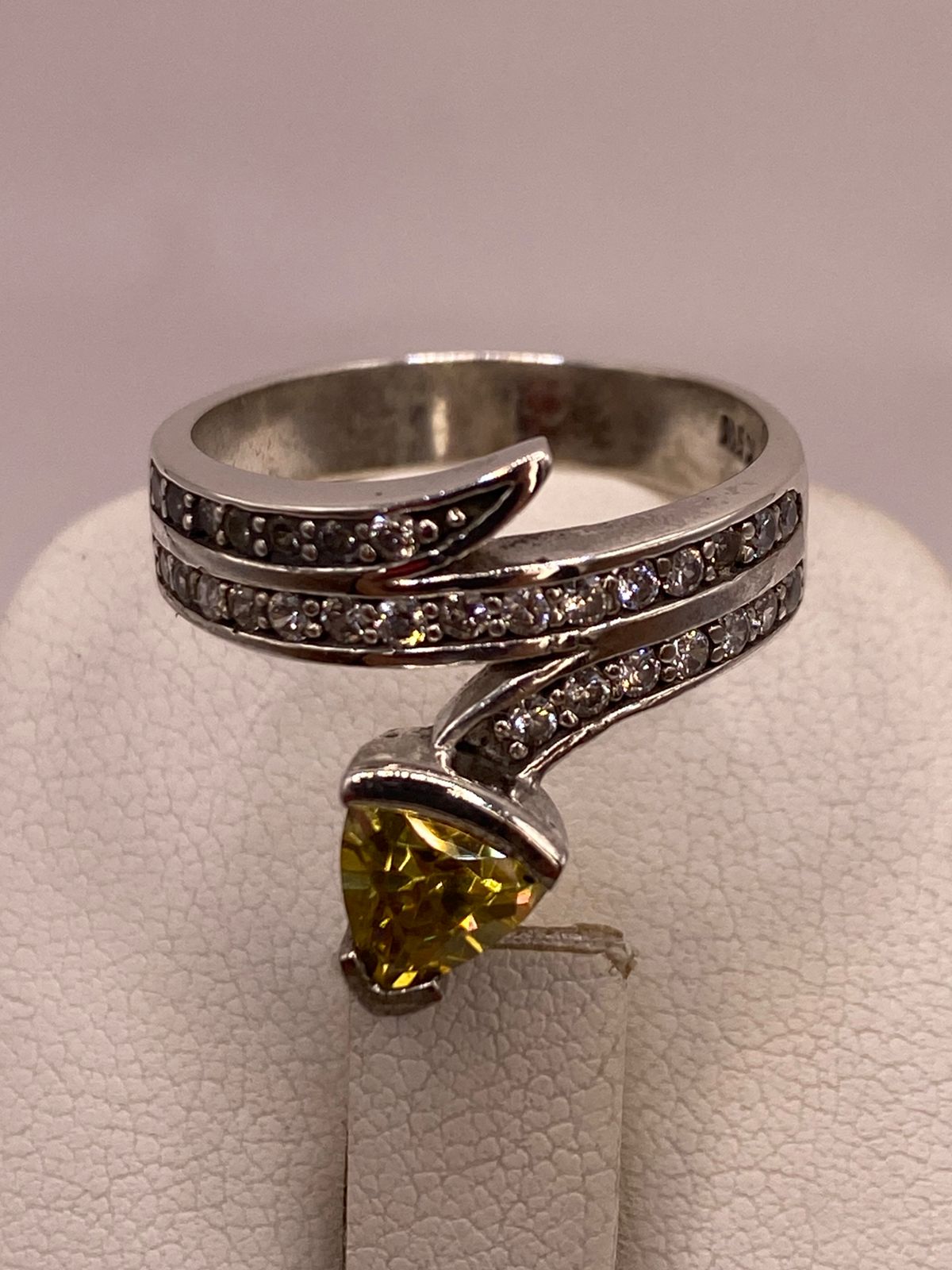Anillo Abierto con Zirconia Amarilla en Plata Ley 925