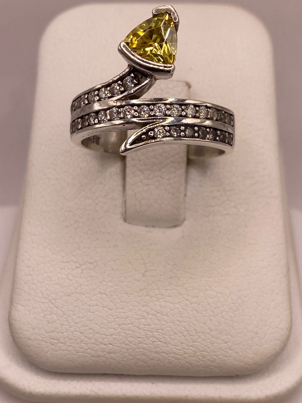 Anillo Abierto con Zirconia Amarilla en Plata Ley 925