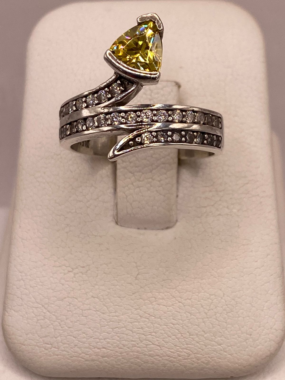 Anillo Abierto con Zirconia Amarilla en Plata Ley 925