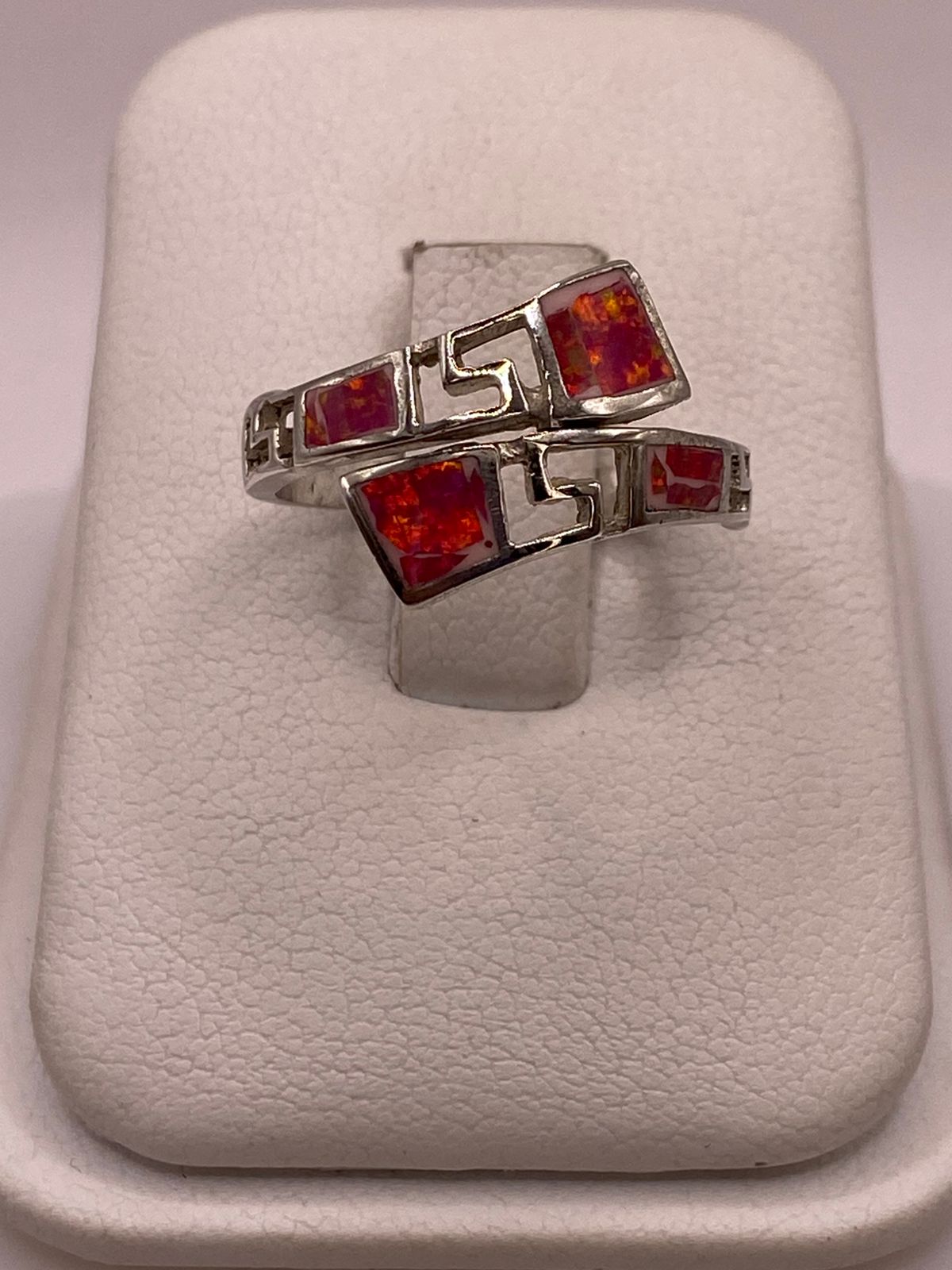 ANILLO AJUSTABLE CON ÓPALO DE FUEGO FUCSIA EN PLATA LEY .925