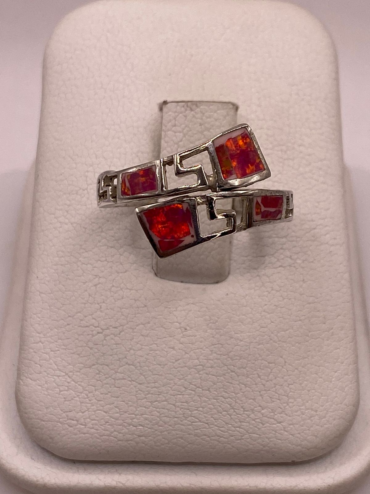 ANILLO AJUSTABLE CON ÓPALO DE FUEGO FUCSIA EN PLATA LEY .925