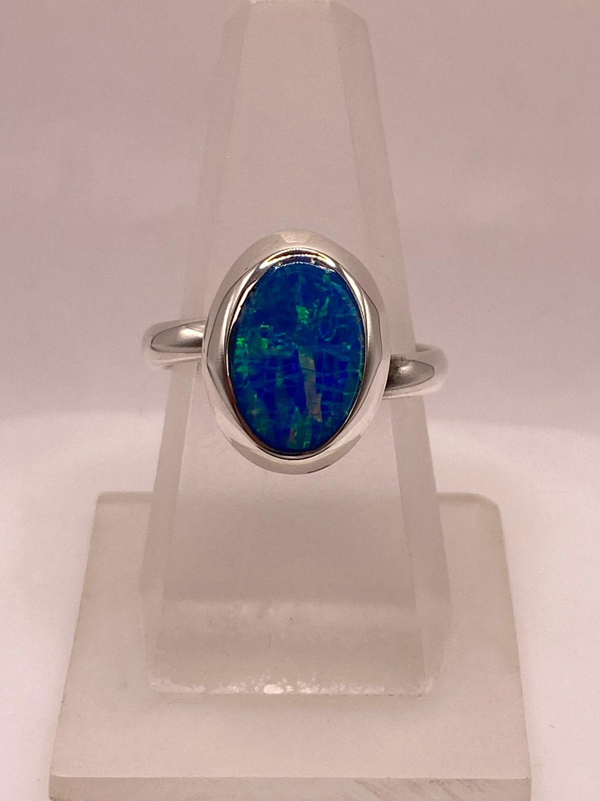 ANILLO AJUSTABLE DE PLATA LEY 925 CON ÓPALO AZUL OVALADO