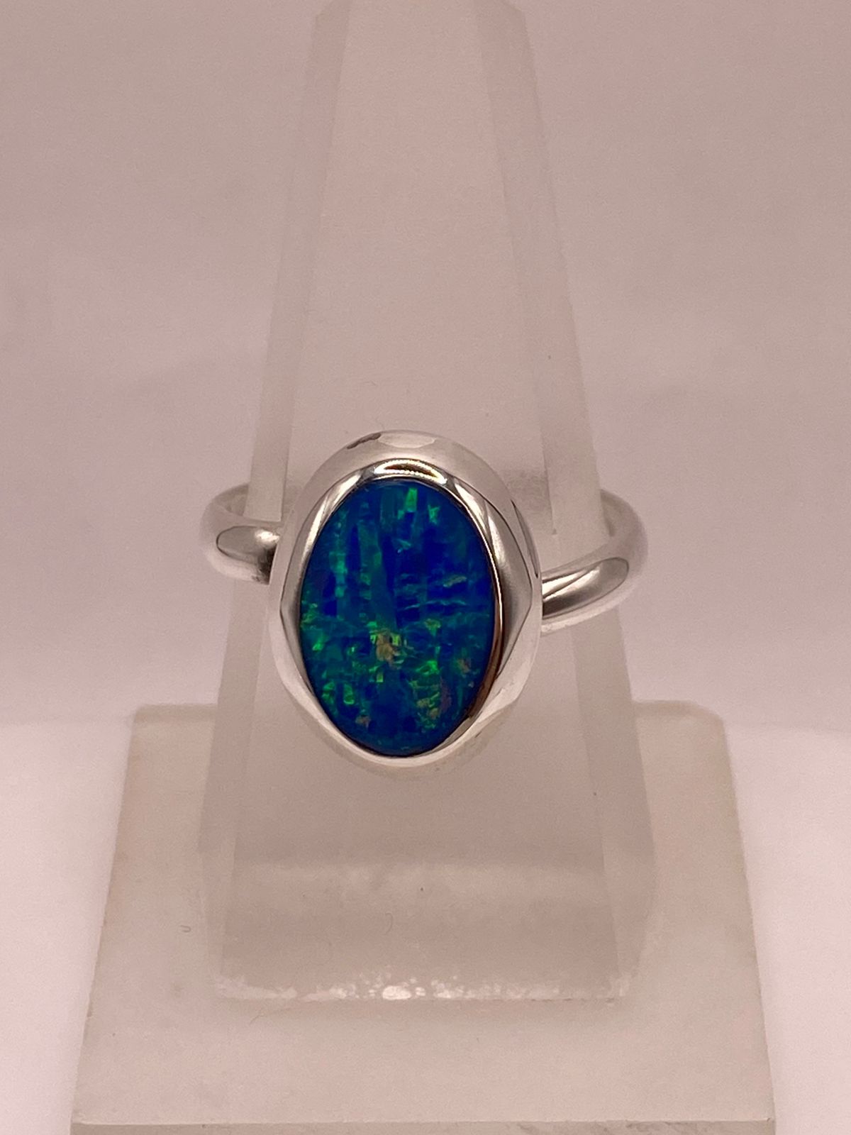 ANILLO AJUSTABLE DE PLATA LEY 925 CON ÓPALO AZUL OVALADO