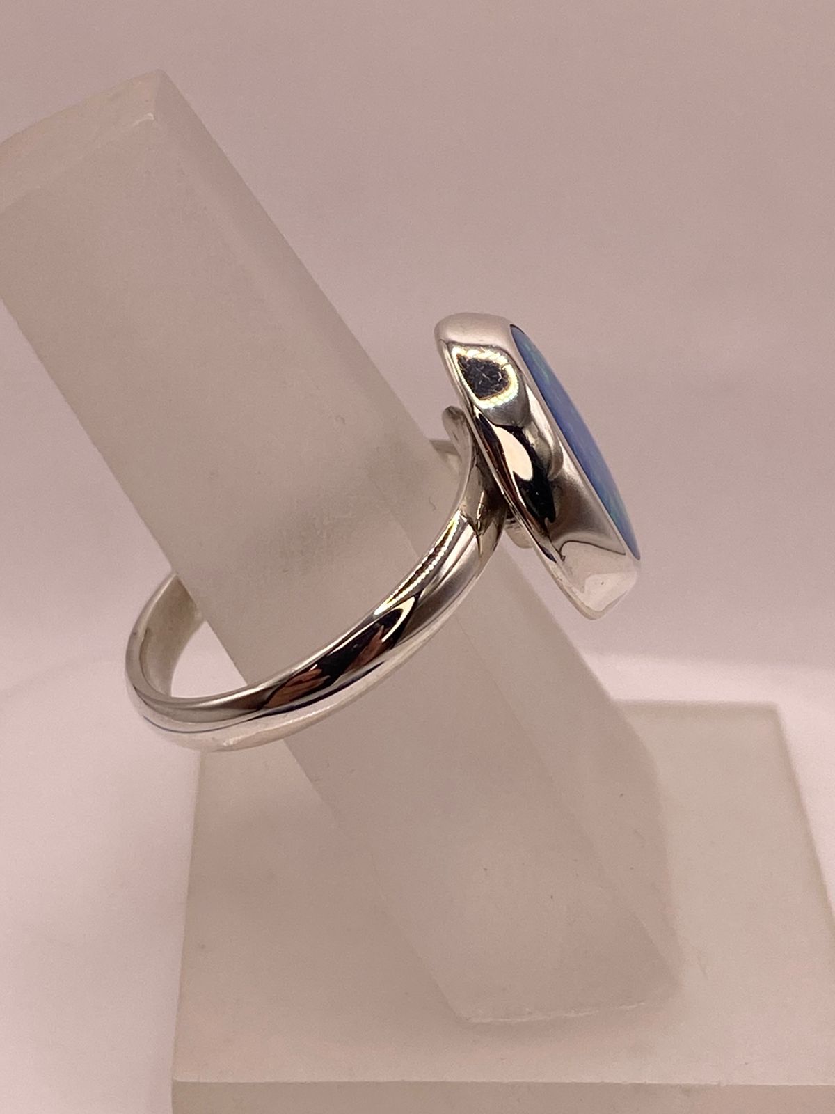 ANILLO AJUSTABLE DE PLATA LEY 925 CON ÓPALO AZUL OVALADO