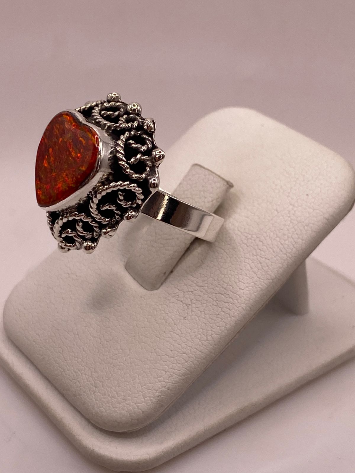 ANILLO AJUSTABLE DE PLATA LEY .925 CON ÓPALO DE FUEGO EN FORMA DE CORAZÓN
