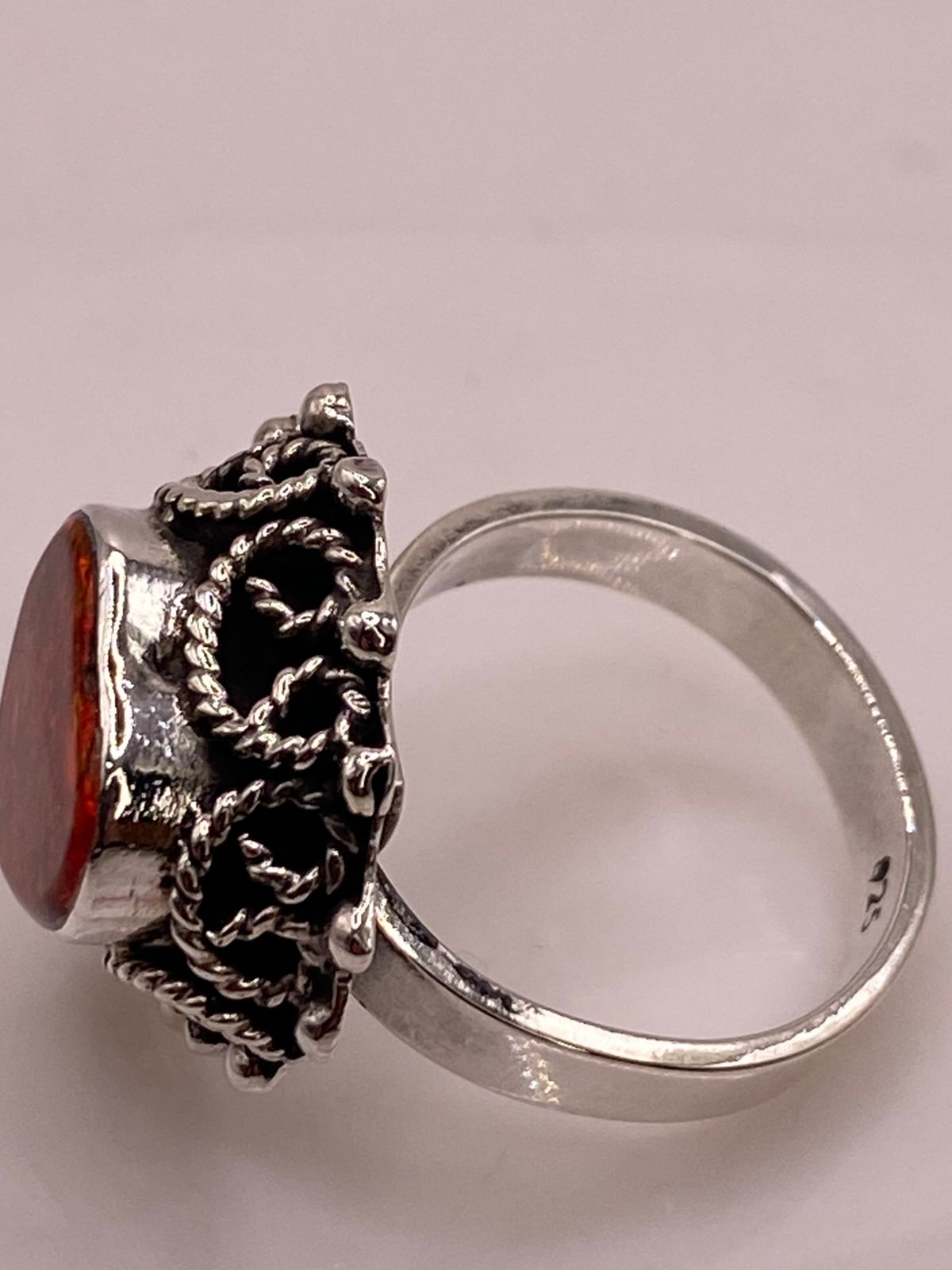 ANILLO AJUSTABLE DE PLATA LEY .925 CON ÓPALO DE FUEGO EN FORMA DE CORAZÓN