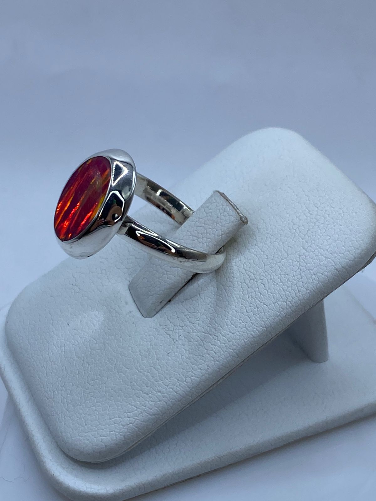 ANILLO AJUSTABLE DE PLATA LEY 925 CON ÓPALO DE FUEGO FUCSIA