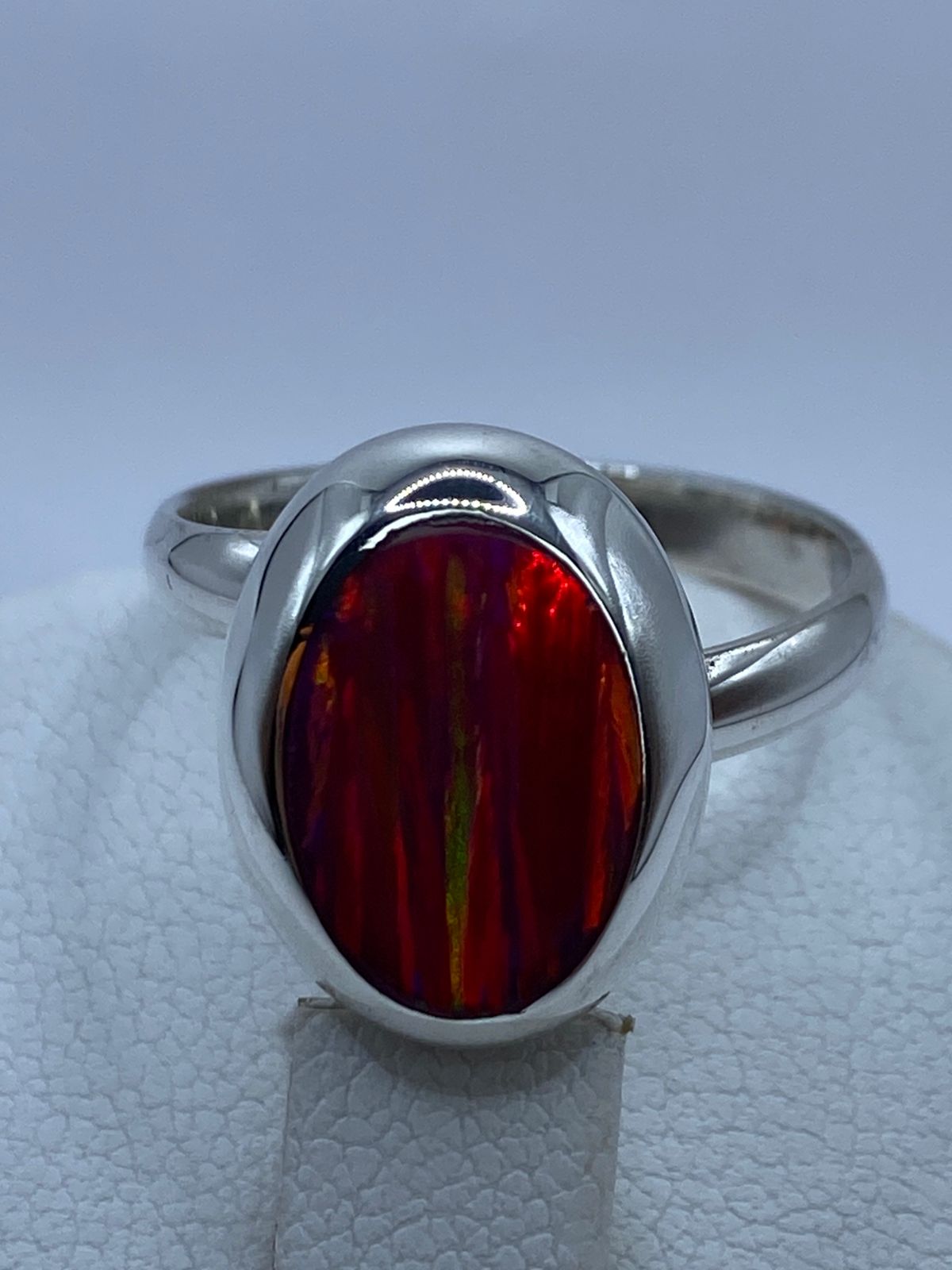 ANILLO AJUSTABLE DE PLATA LEY 925 CON ÓPALO DE FUEGO FUCSIA