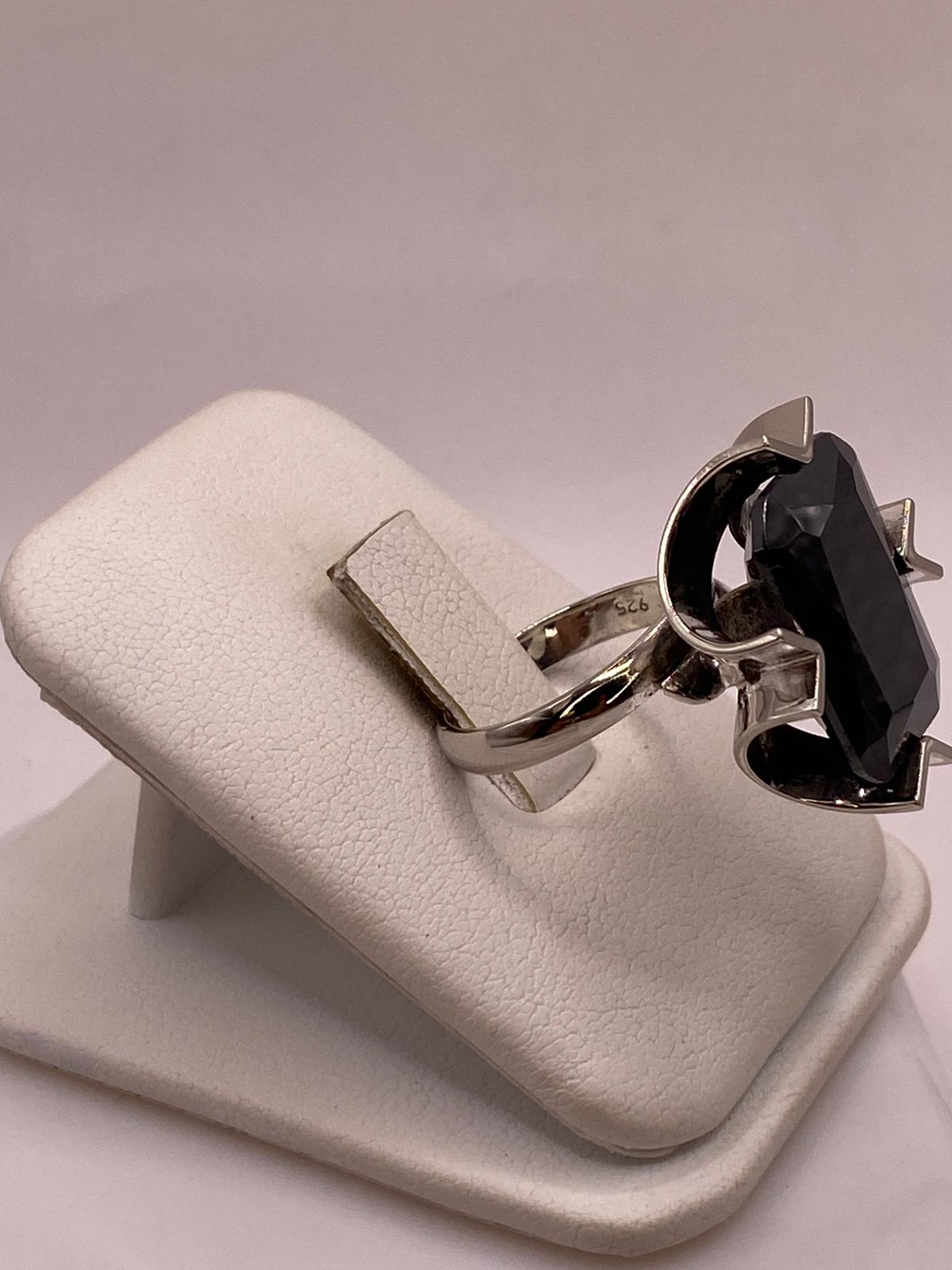 Anillo Ajustable de Plata Ley 925 con Zirconia Negra Diseño Escultural