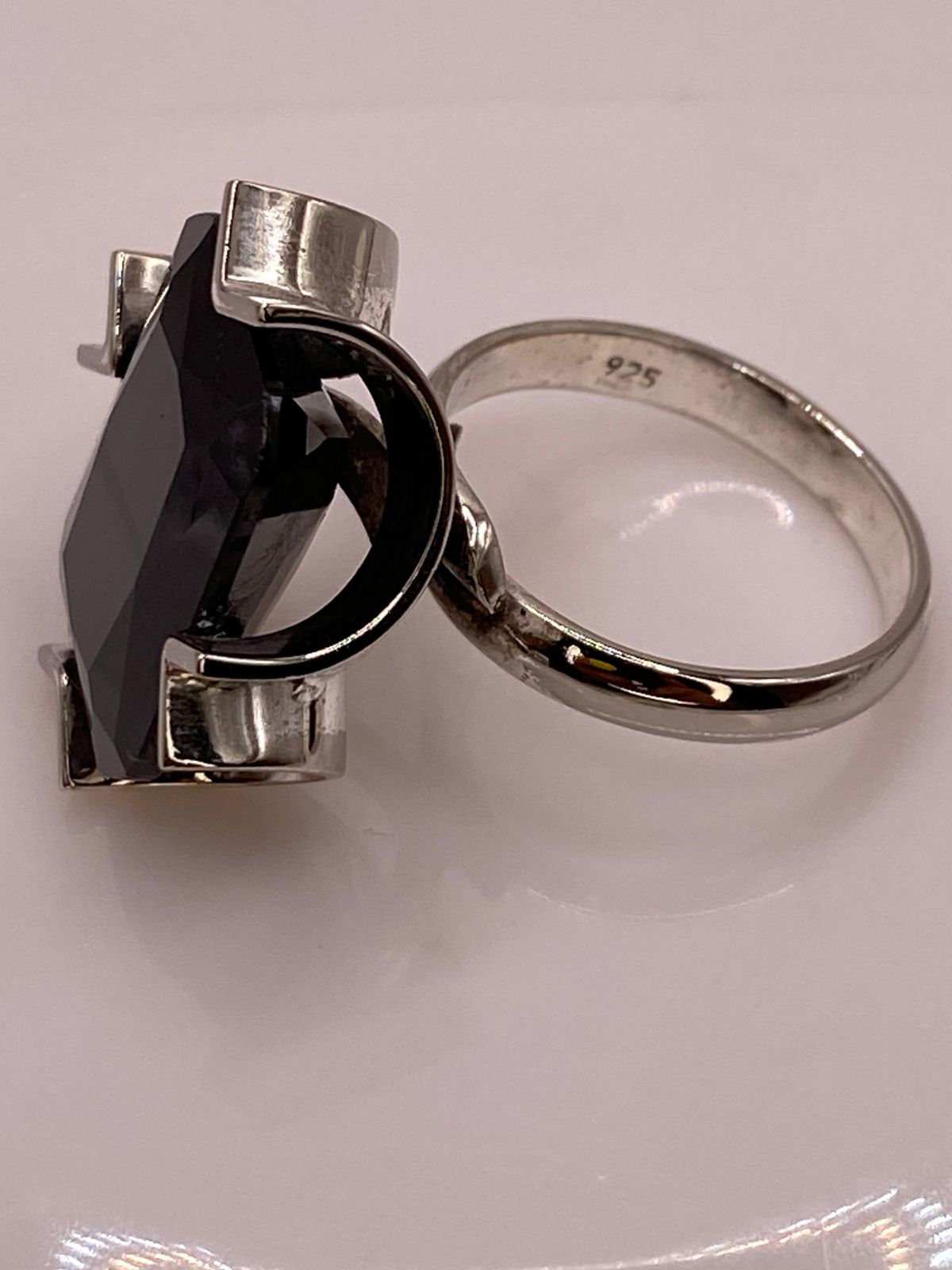 Anillo Ajustable de Plata Ley 925 con Zirconia Negra Diseño Escultural