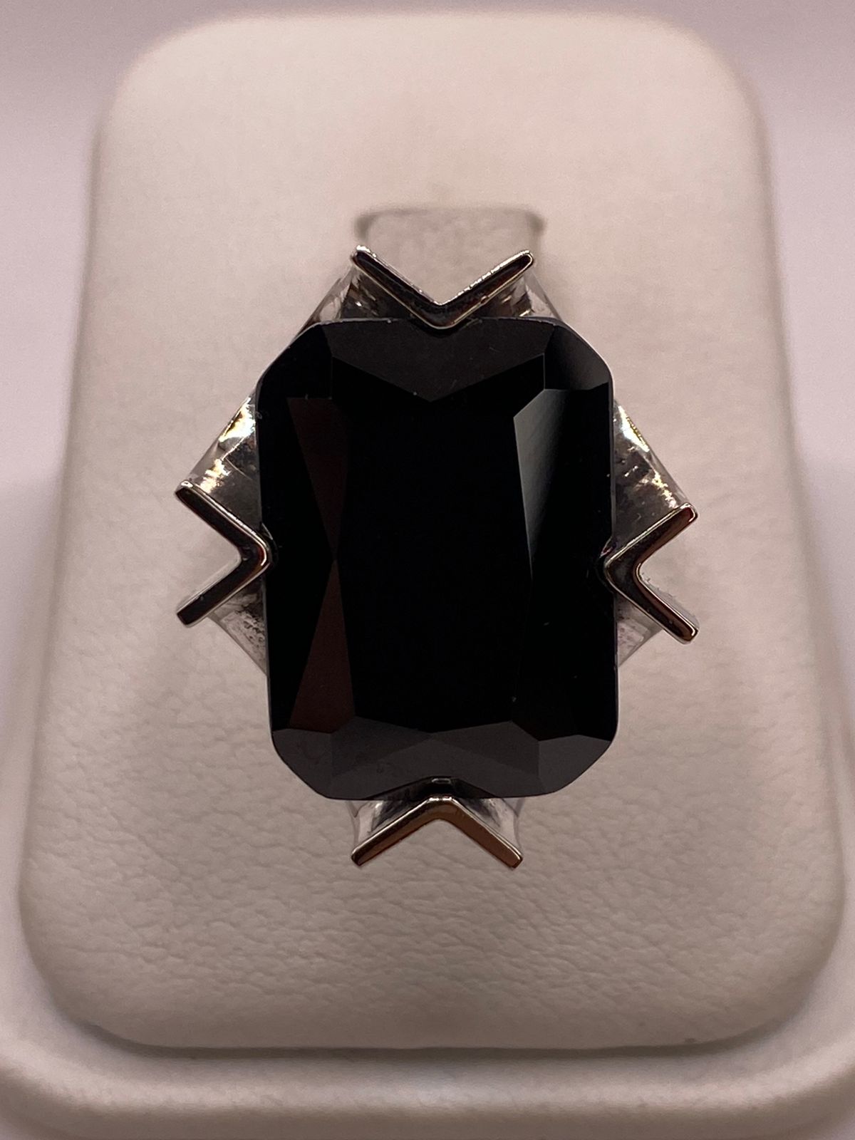 Anillo Ajustable de Plata Ley 925 con Zirconia Negra Diseño Escultural