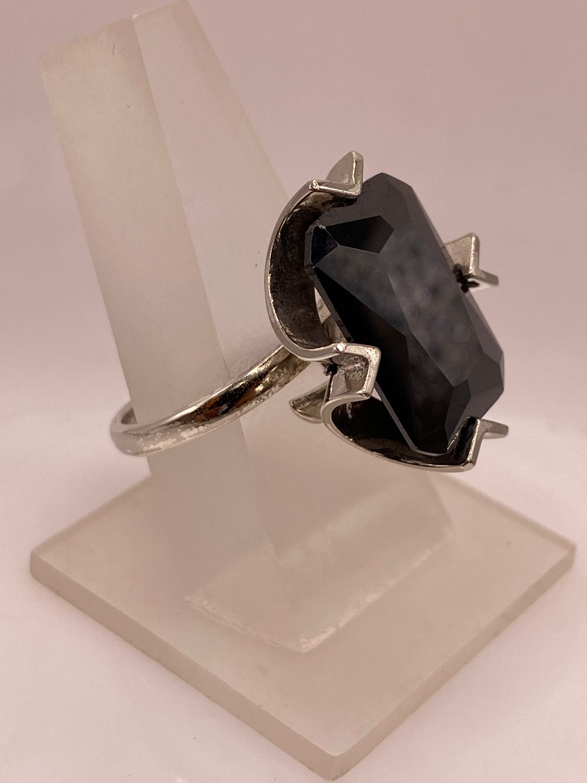 Anillo Ajustable de Plata Ley 925 con Zirconia Negra Diseño Moderno