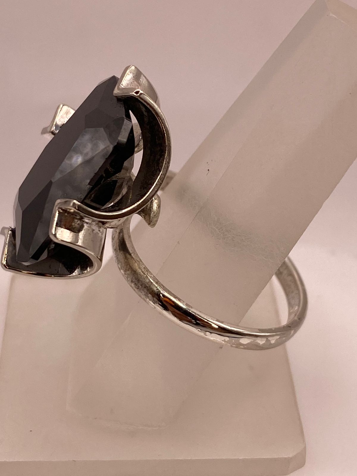 Anillo Ajustable de Plata Ley 925 con Zirconia Negra Diseño Moderno