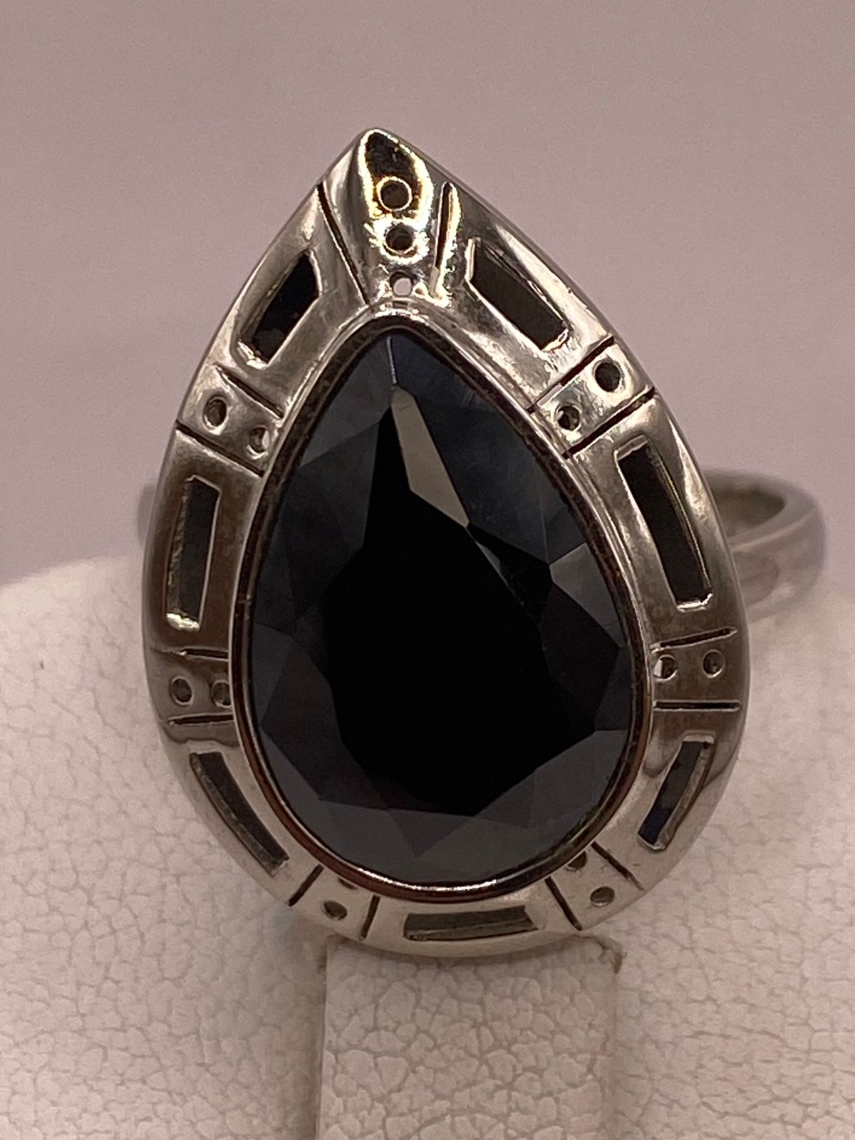 ANILLO AJUSTABLE DE PLATA LEY 925 CON ZIRCONIA NEGRA EN FORMA DE GOTA