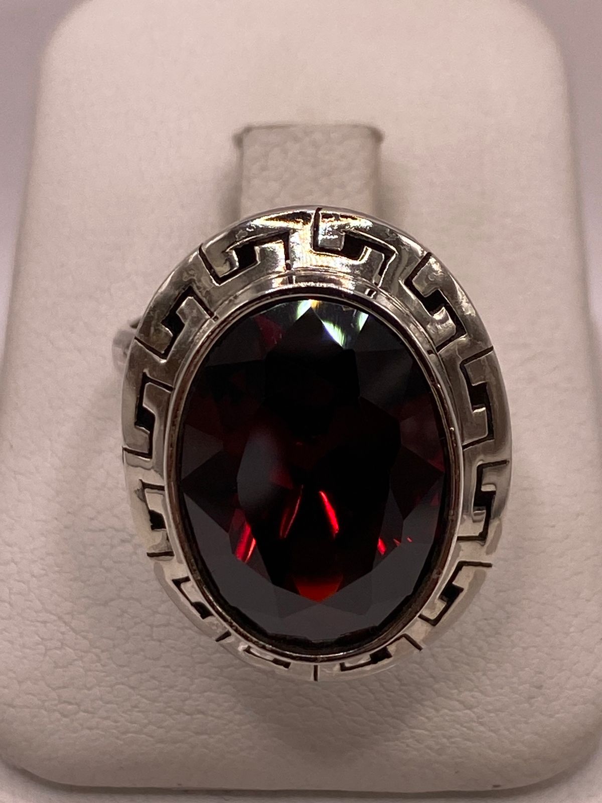 Anillo Ajustable de Plata Ley 925 con Zirconia Roja Corte Oval Diseño Clásico Griego