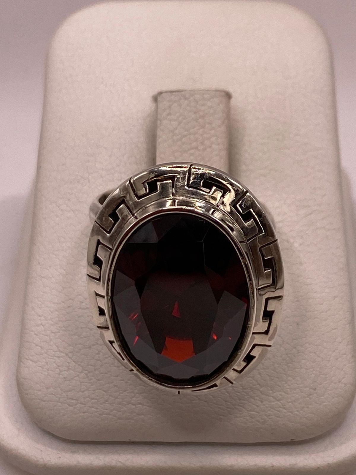Anillo Ajustable de Plata Ley 925 con Zirconia Roja Corte Oval Diseño Clásico Griego