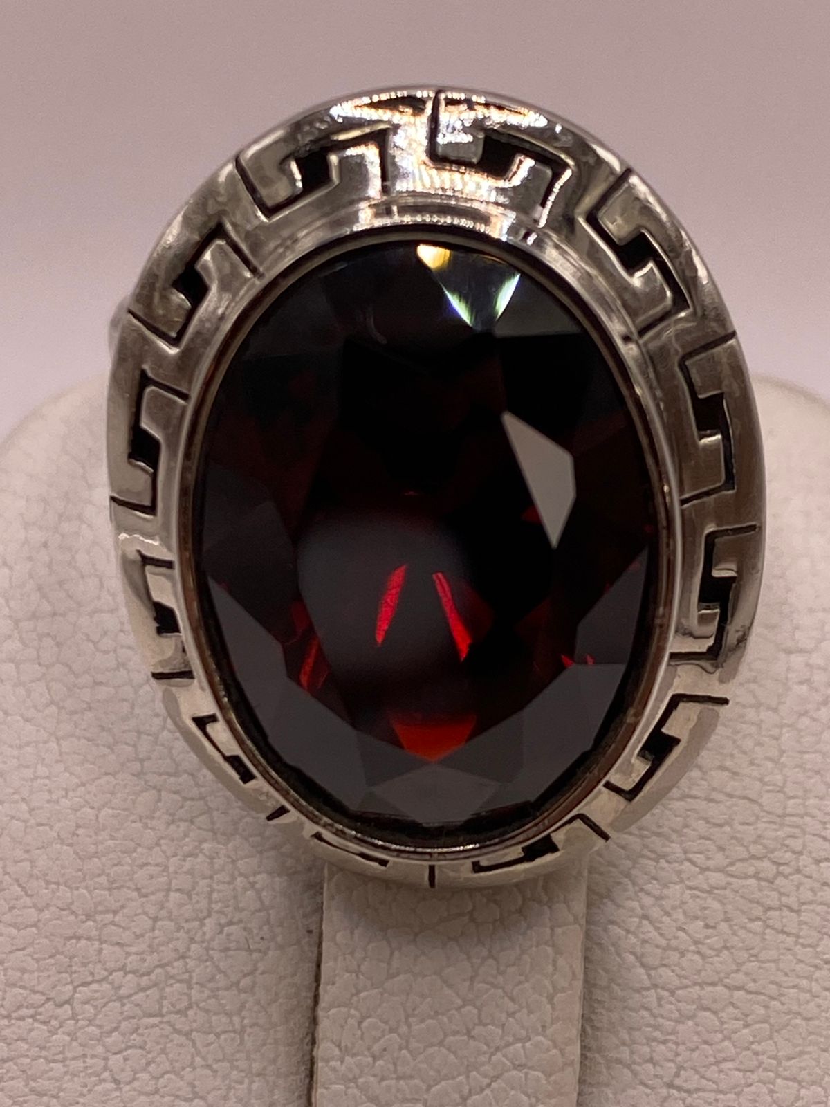 Anillo Ajustable de Plata Ley 925 con Zirconia Roja Corte Oval Diseño Clásico Griego