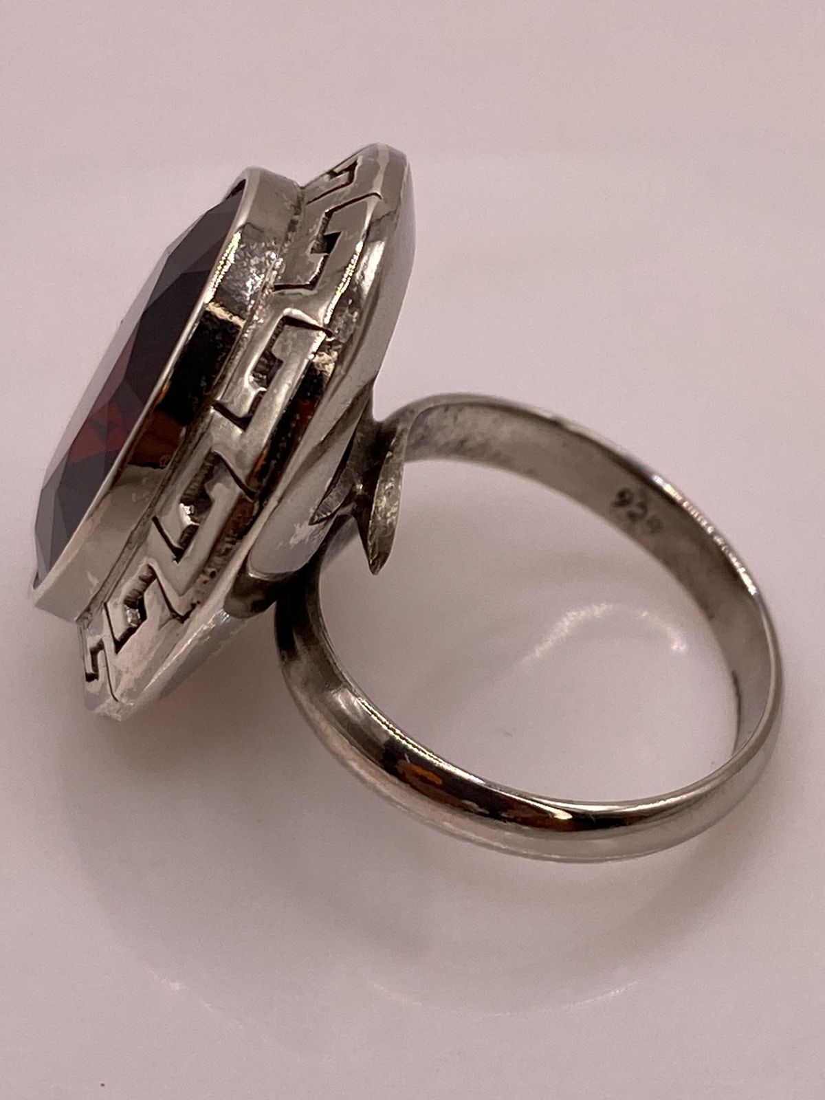 Anillo Ajustable de Plata Ley 925 con Zirconia Roja Corte Oval Diseño Clásico Griego