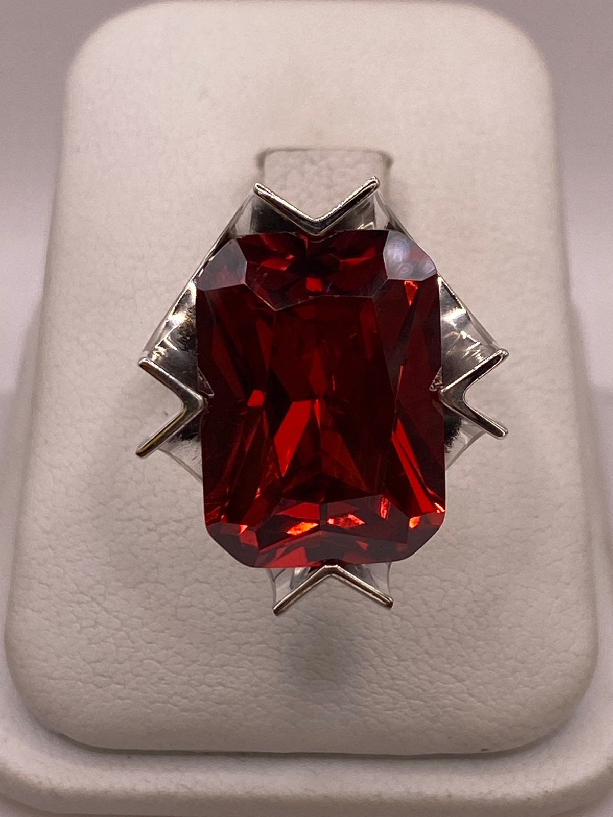 Anillo Ajustable de Plata Ley 925 con Zirconia Roja Corte Radiante Diseño Moderno