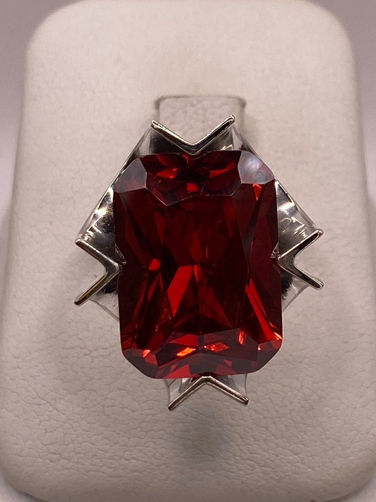 Anillo Ajustable de Plata Ley 925 con Zirconia Roja Corte Radiante Diseño Moderno