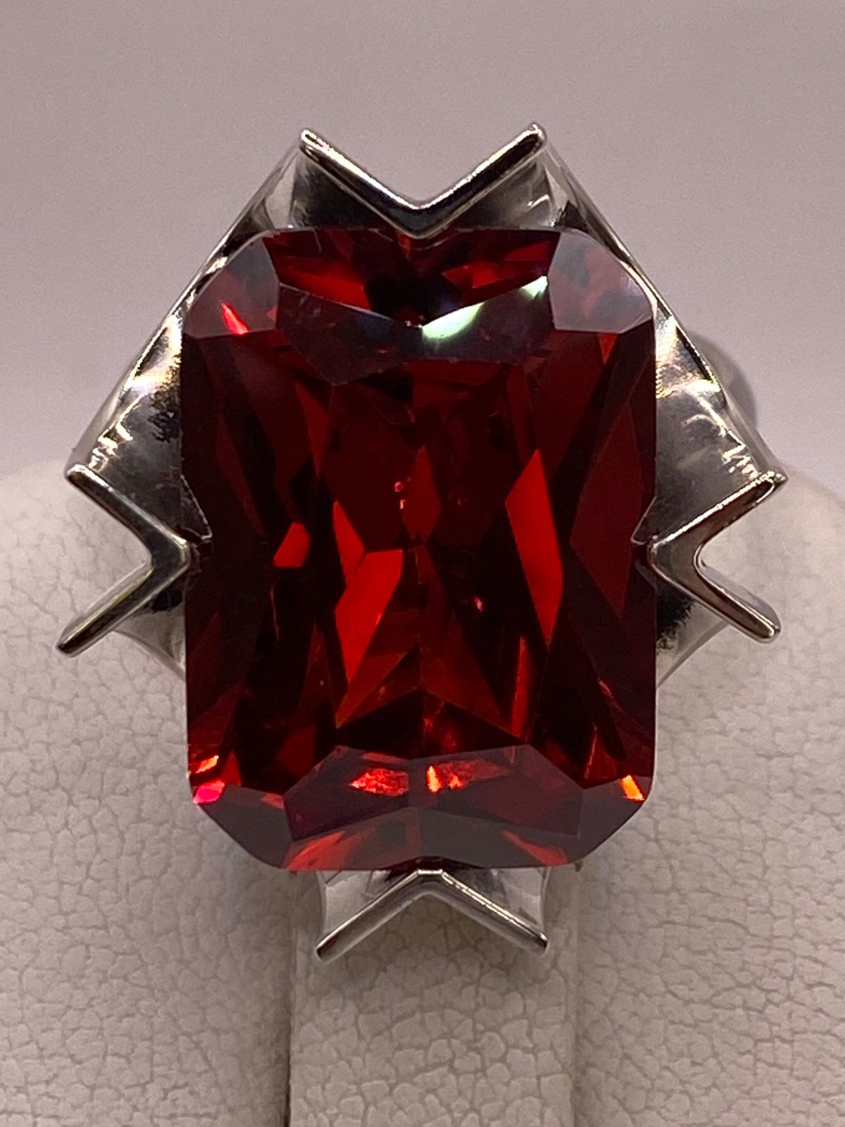 Anillo Ajustable de Plata Ley 925 con Zirconia Roja Corte Radiante Diseño Moderno