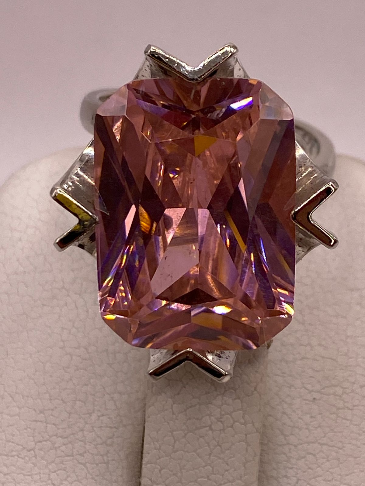 Anillo Ajustable de Plata Ley 925 con Zirconia Rosa Diseño Escultural