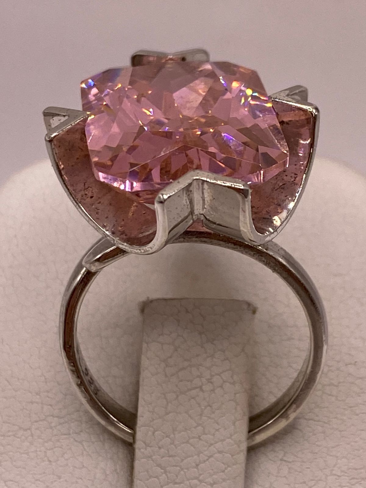 Anillo Ajustable de Plata Ley 925 con Zirconia Rosa Diseño Escultural