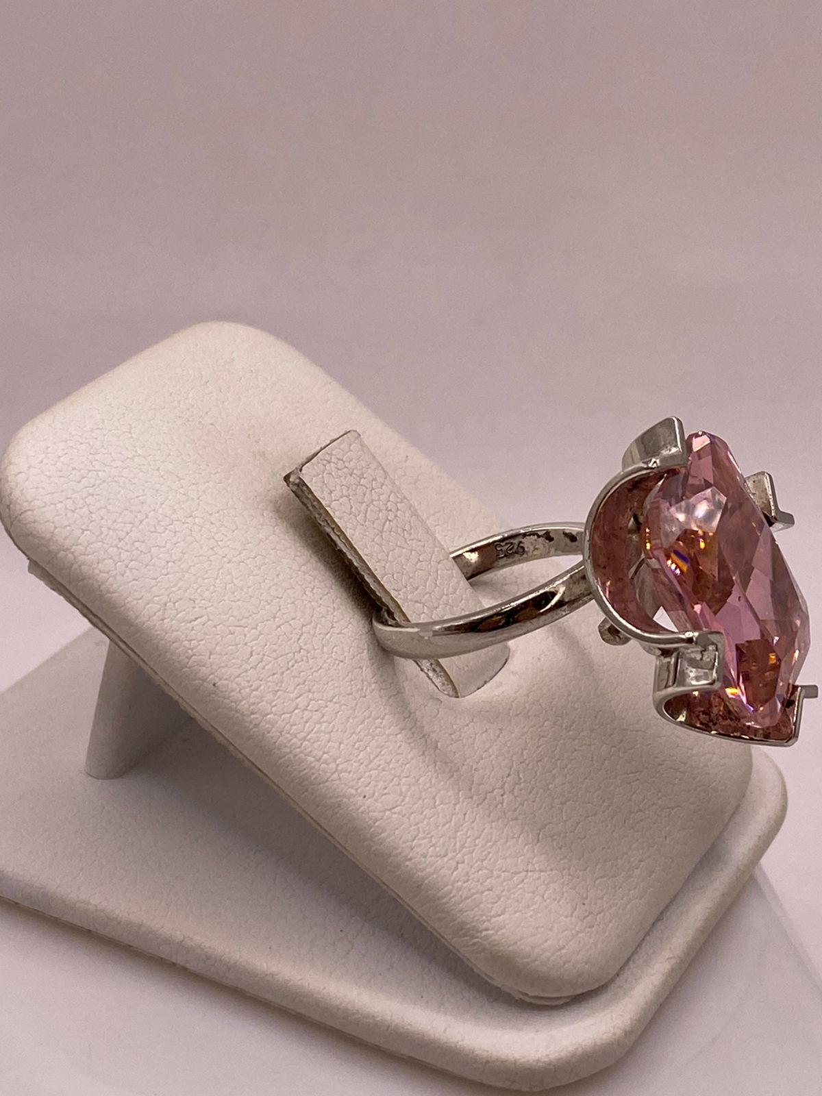 Anillo Ajustable de Plata Ley 925 con Zirconia Rosa Diseño Escultural
