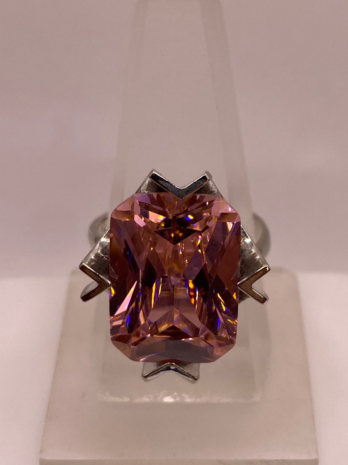 Anillo Ajustable de Plata Ley 925 con Zirconia Rosa Diseño Moderno
