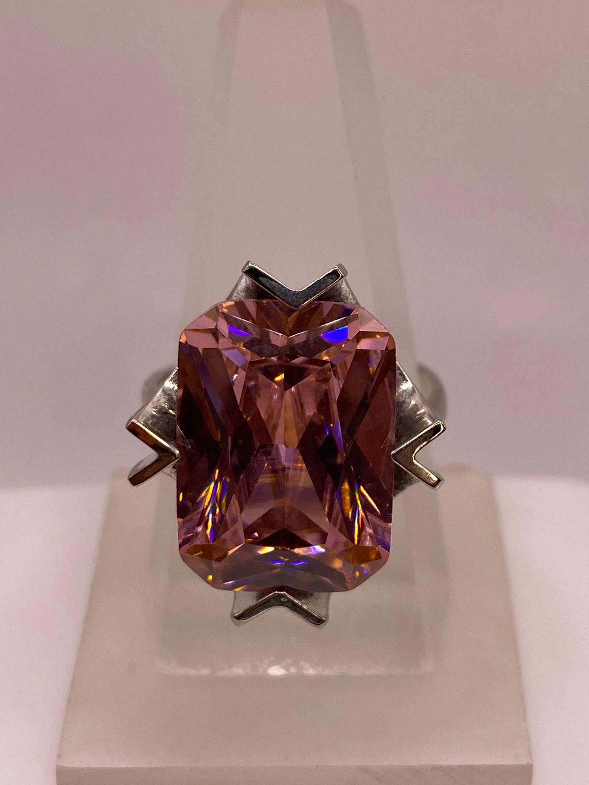 Anillo Ajustable de Plata Ley 925 con Zirconia Rosa Diseño Moderno