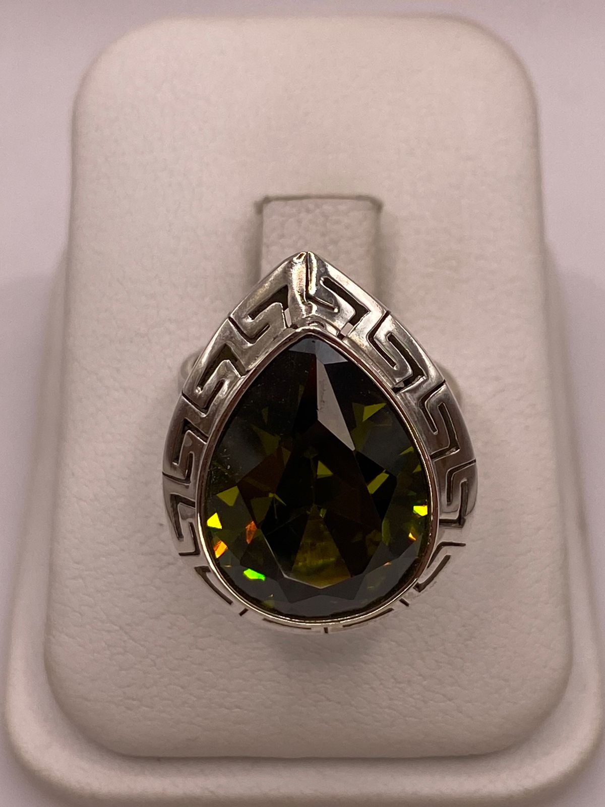 ANILLO AJUSTABLE DE PLATA LEY 925 CON ZIRCONIA VERDE OLIVO EN FORMA DE GOTA
