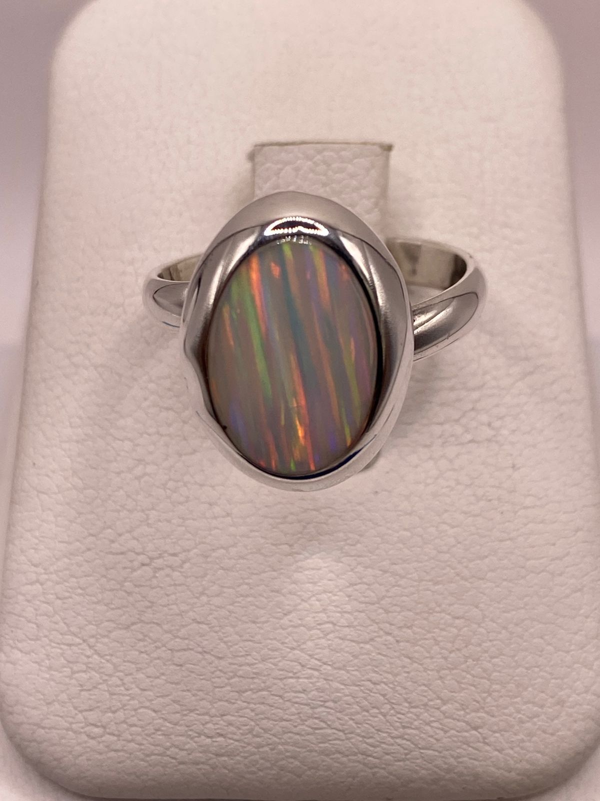 ANILLO AJUSTABLE DE PLATA .925 CON ÓPALO DE FUEGO OVALADO DISEÑO ELEGANTE