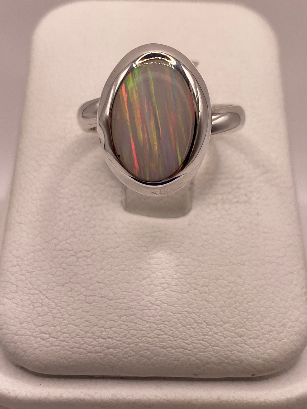 ANILLO AJUSTABLE DE PLATA .925 CON ÓPALO DE FUEGO OVALADO DISEÑO ELEGANTE