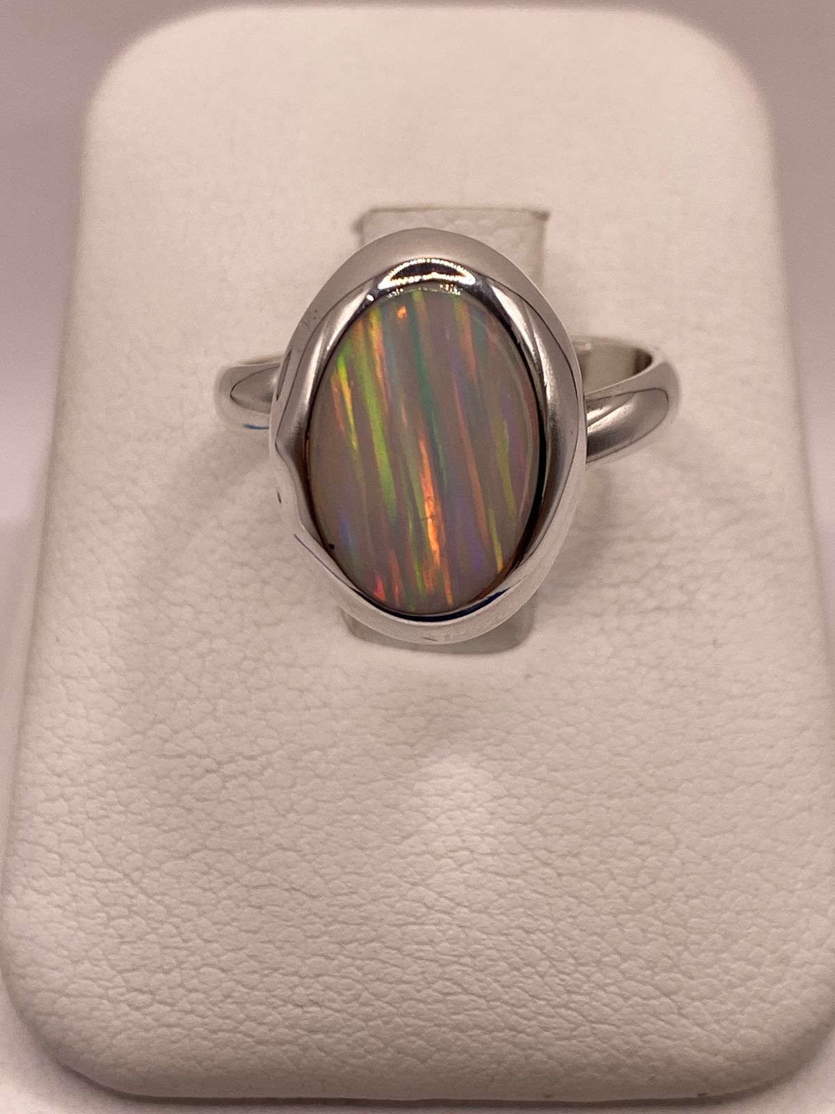 ANILLO AJUSTABLE DE PLATA .925 CON ÓPALO DE FUEGO OVALADO DISEÑO ELEGANTE