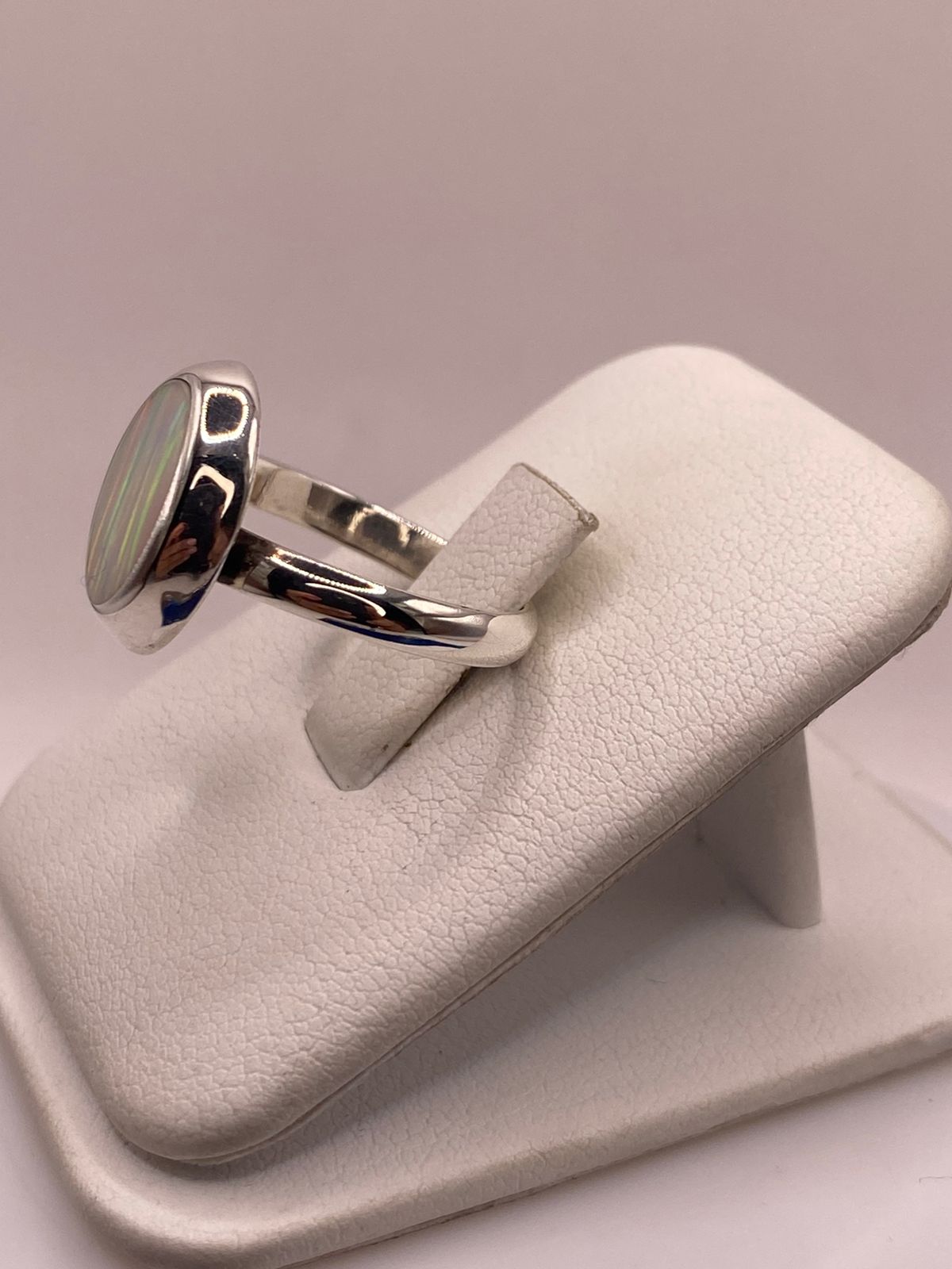 ANILLO AJUSTABLE DE PLATA .925 CON ÓPALO DE FUEGO OVALADO DISEÑO ELEGANTE