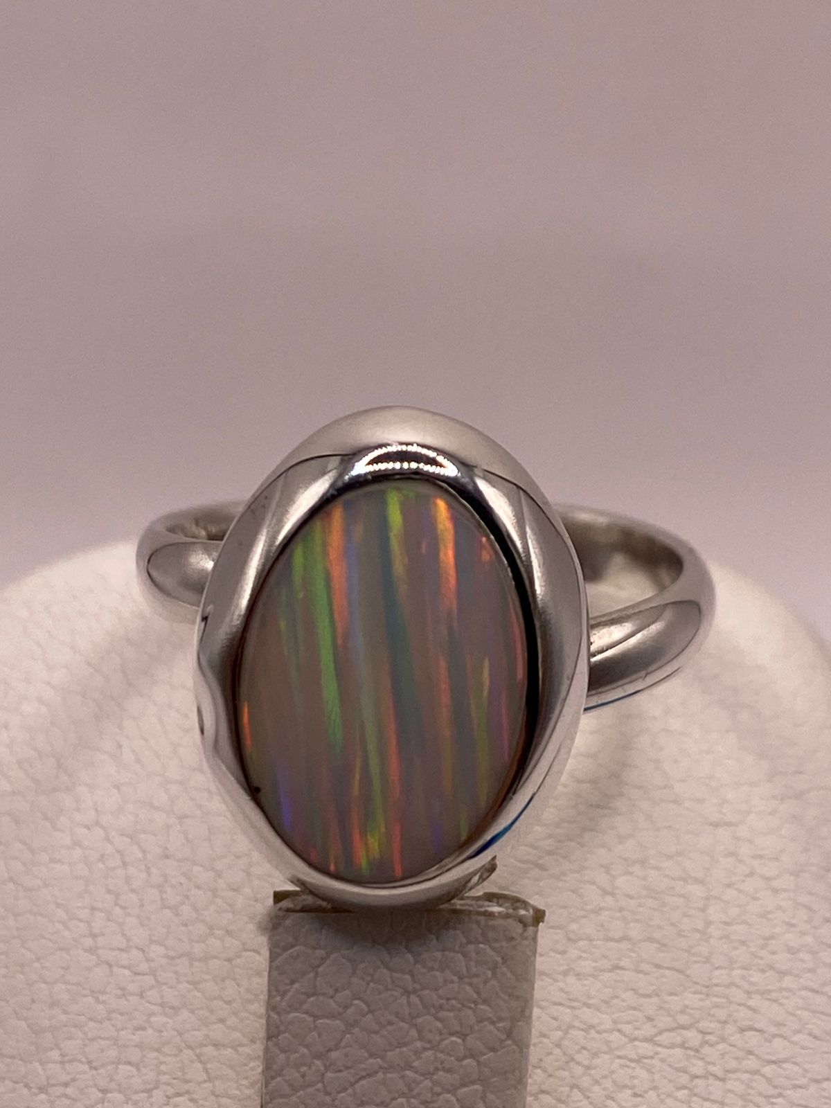 ANILLO AJUSTABLE DE PLATA .925 CON ÓPALO DE FUEGO OVALADO DISEÑO ELEGANTE