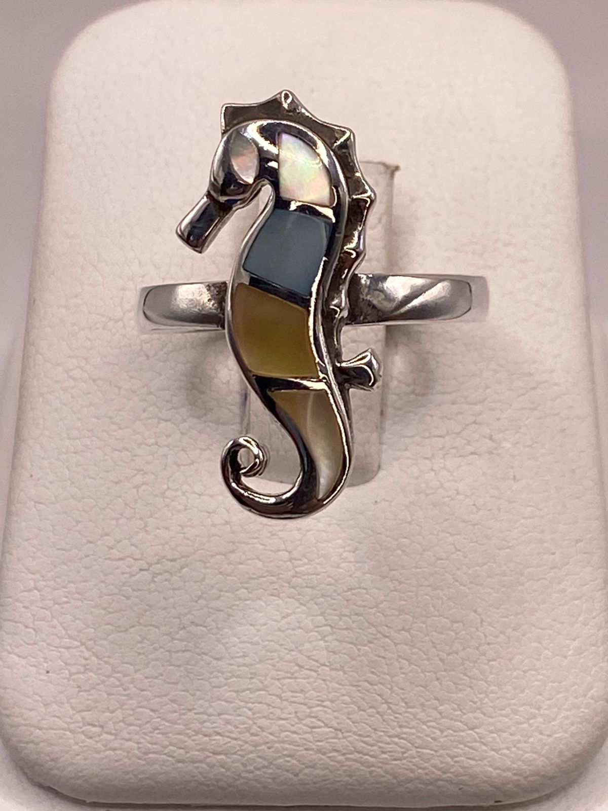 ANILLO ARTESANAL CABALLITO DE MAR DE PLATA LEY 925 CON NÁCAR MULTICOLOR