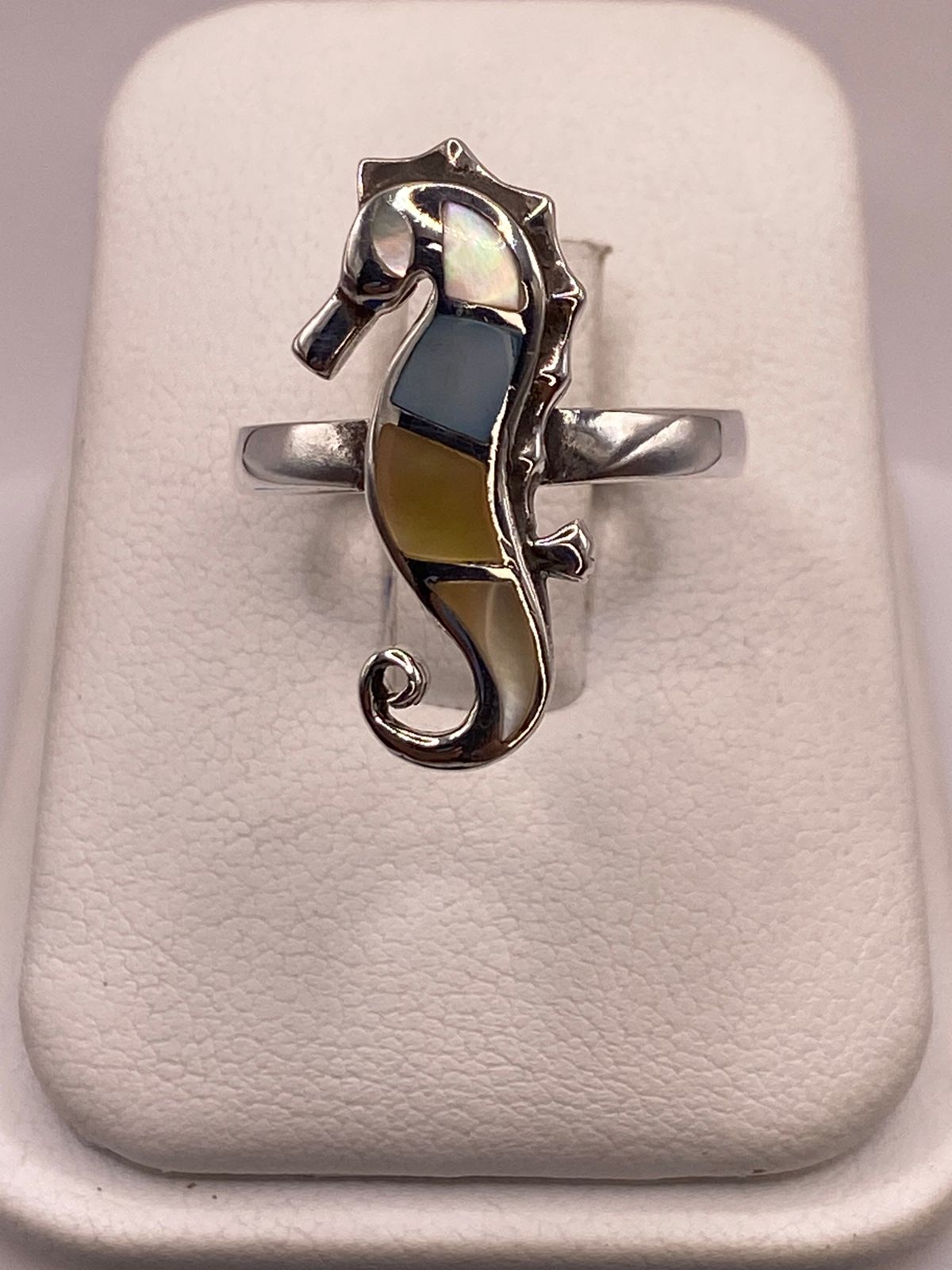 ANILLO ARTESANAL CABALLITO DE MAR DE PLATA LEY 925 CON NÁCAR MULTICOLOR