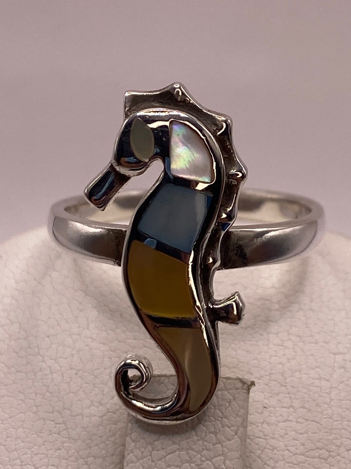 ANILLO ARTESANAL CABALLITO DE MAR DE PLATA LEY 925 CON NÁCAR MULTICOLOR